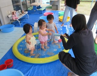 水鉄砲で遊んでいるところ