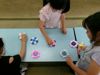 みんなでコマを回して遊んでいるところ