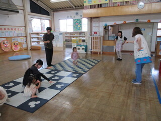 ♫ダンゴムシ体操の曲に合わせてダンゴムシに変身しているところ