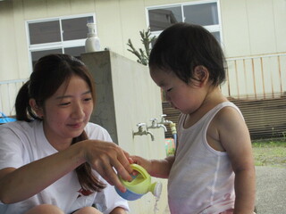じょうろを使って水遊び