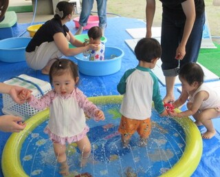 噴水で遊んでいるところ
