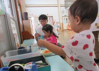 クリアファイルを3本えらんでいるところ