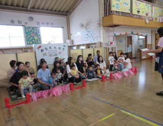 運動会の説明を聞いているところ