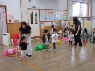 競技「ありさんのおつかい」キャンディーをフープで運びます