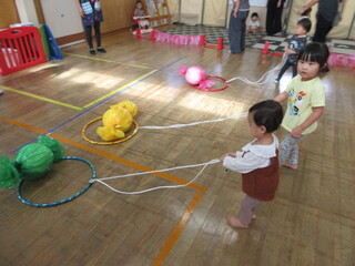 おおきなキャンディーを運ぶよ〜🐜!